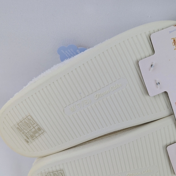 Slippers Strawberry Cosmopolitan Embroider Fleece Memory Foam Slip On M(7/8) NWT - Picture 13 of 14